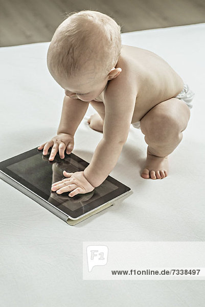 Baby spielt mit einem digitalen Tablett