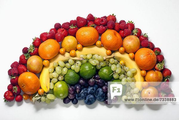 Verschiedene Früchte in Form eines Regenbogens angeordnet
