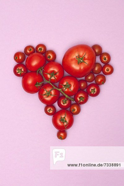 Verschiedene Tomatengrößen in Herzform angeordnet