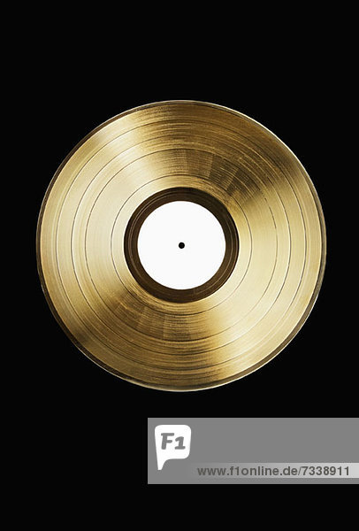 Eine goldene Schallplatte auf schwarzem Hintergrund