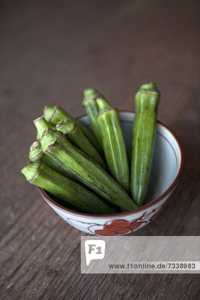 Okra-Gemüse in japanischer Schale