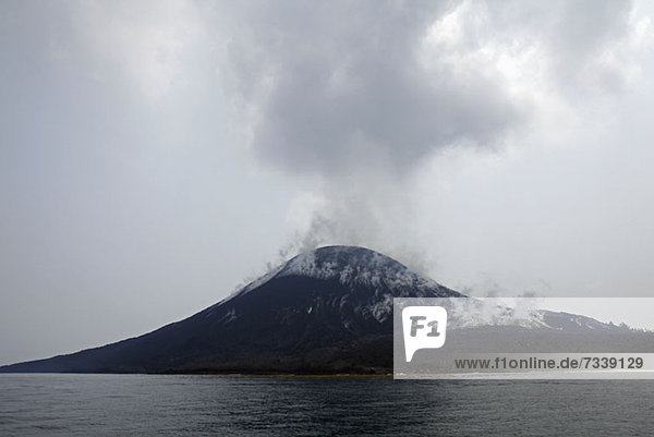 Rauchen am Vulkan Krakatau  Indonesien