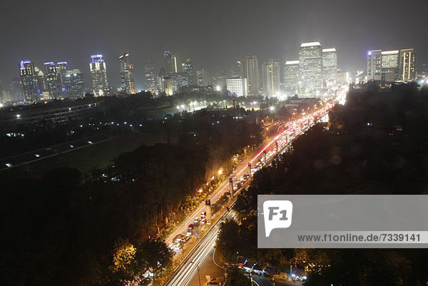 Hochwinkelansicht der Straßen von Jakarta bei Nacht  Indonesien