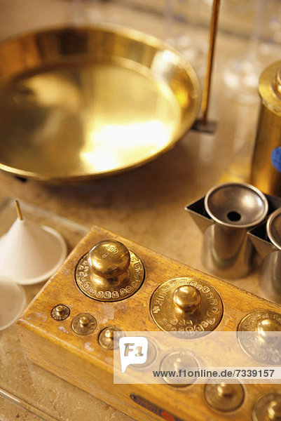 Goldgewichte und andere Ausrüstung in einer Parfümerie