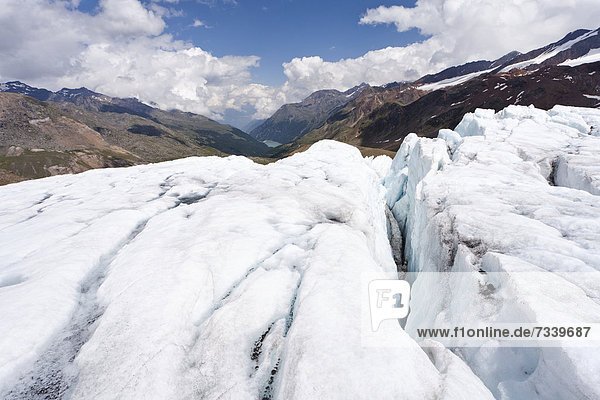 Auf dem Zufallferner Gletscher im Martelltal  unten der Zufrittsee  Südtirol  Italien  Europa