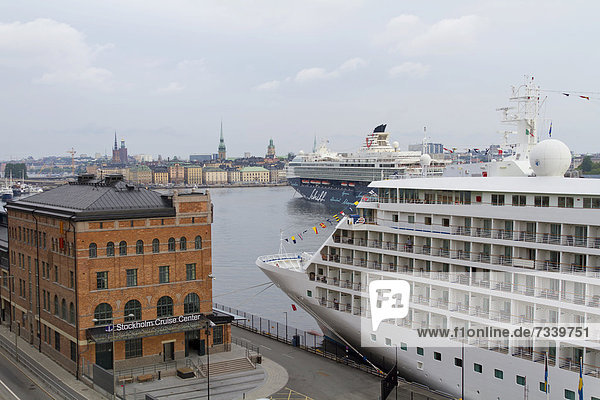 Kreuzfahrtschiffe liegen im Hafen von Stockholm  Schweden  Europa