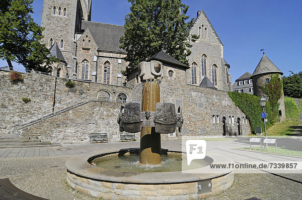 Geschichtsbrunnen  Stadtgeschichte  St Martinus Pfarrkirche  Olpe  Sauerland  Nordrhein-Westfalen  Deutschland  Europa  ÖffentlicherGrund