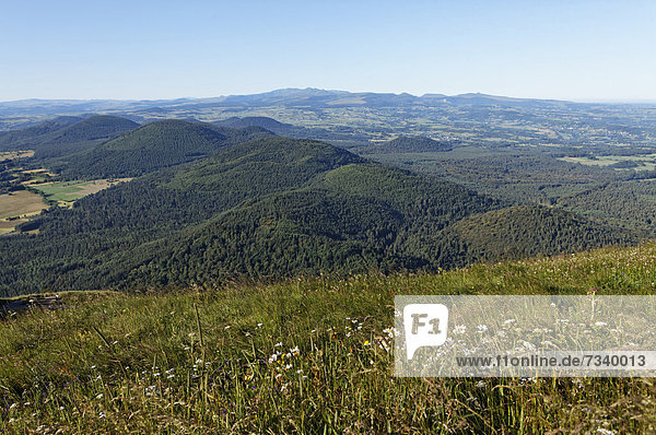 Landschaft im Parc Naturel RÈgional des Volcans d'Auvergne  Regionaler Naturpark der Vulkane der Auvergne  vom Gipfel des Puy-de-Dome  Monts Dore  Puy de Sancy  Auvergne  Frankreich  Europa
