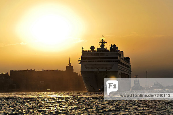 Kreuzfahrtschiff MSR ARMONIA  Baujahr 2001  251m  1700 Passagiere  beim Auslaufen abends von Venedig  Venetien  Italien  Europa