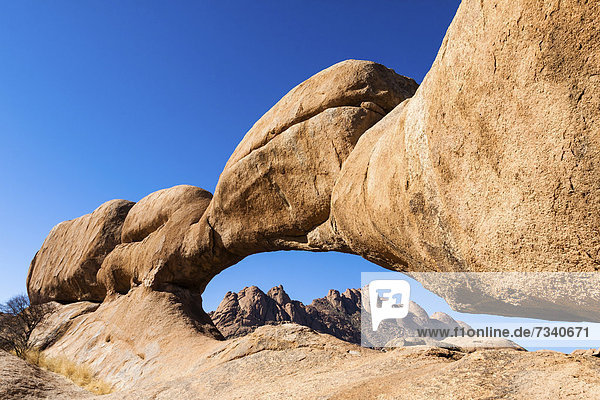 Bogenfels und Pontok-Berge  Spitzkoppe-Umgebung  Damaraland  Namibia  Afrika