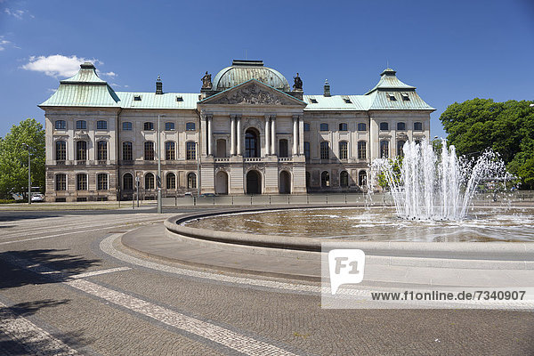 Japanisches Palais  Palaisplatz mit Springbrunnen  Dresden  Sachsen  Deutschland  Europa