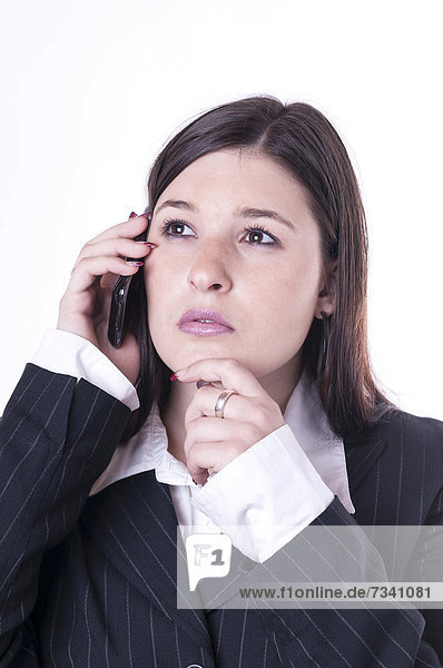 Geschäftsfrau beim Telefonieren  grübelnd