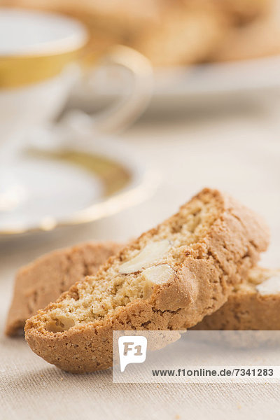 Italienisches Mandelgebäck mit einer Tasse Kaffee