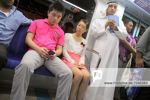 Vereinigte Arabische Emirate  VAE  Frau  Mann  Öffentlicher Verkehr  Asien  Passagier  Kabine  U-Bahn  Naher Osten  Beduine  Deira  Dubai