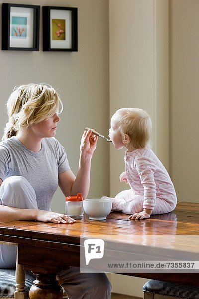 Mädchen Tisch Mutter - Mensch Baby Frühstück