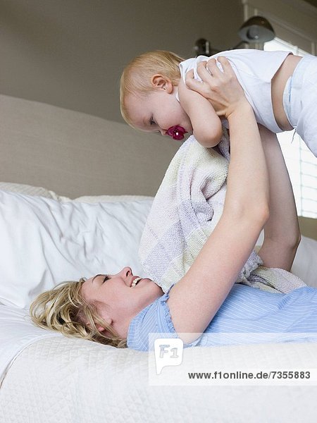liegend liegen liegt liegendes liegender liegende daliegen Frau Bett Mädchen Baby