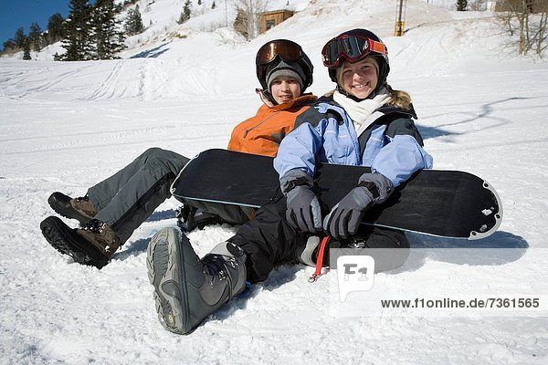 sitzend Portrait Junge - Person Schwester Schnee
