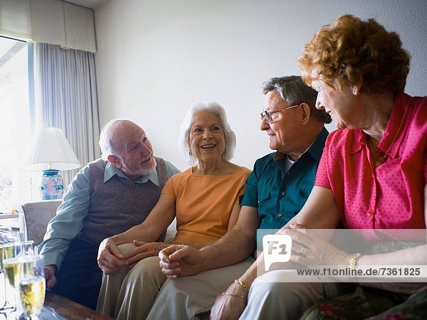 Senior Senioren Zusammenhalt lächeln 2