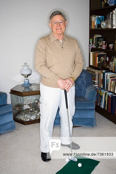 Senior  Senioren  Portrait  Mann  halten  Golfsport  Golf  Verein