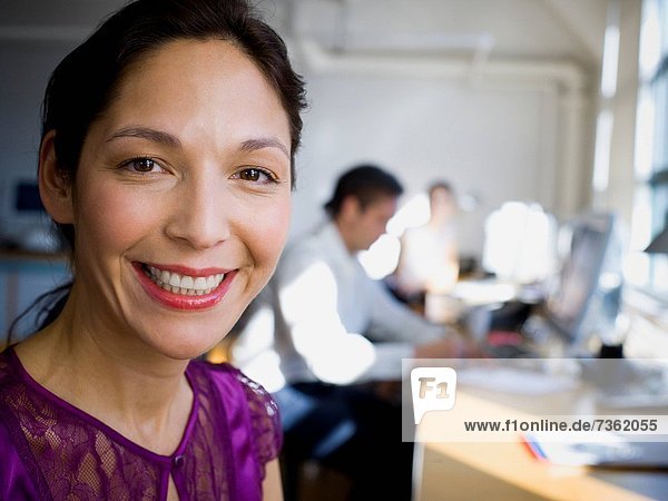 sitzend Portrait Frau reifer Erwachsene reife Erwachsene Büro