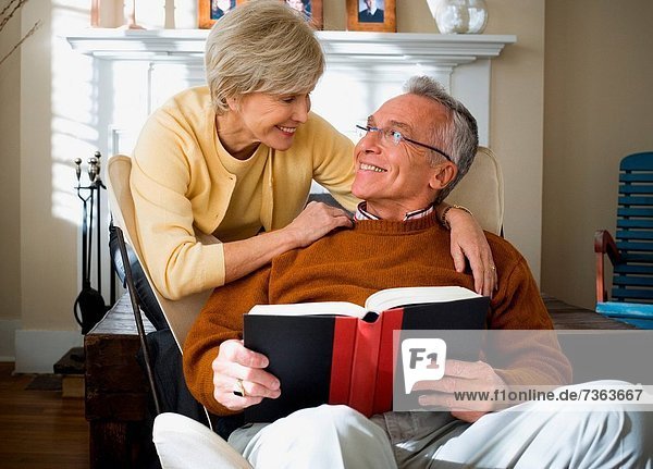 hinter stehend Frau Mann Senior Senioren