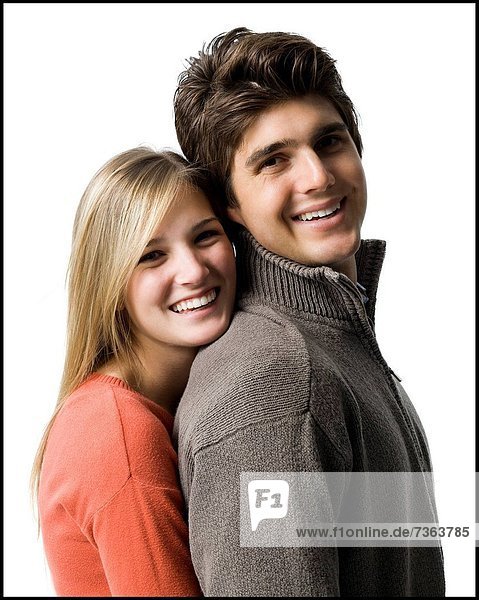 Portrait einer jungen Frau umarmen einen jungen Mann