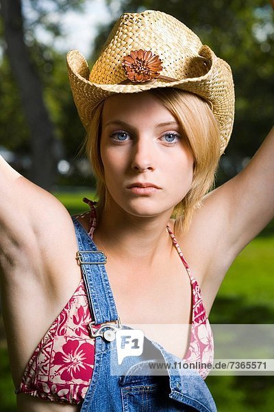 Portrait einer jungen Frau mit ihren Armen ausgelöst