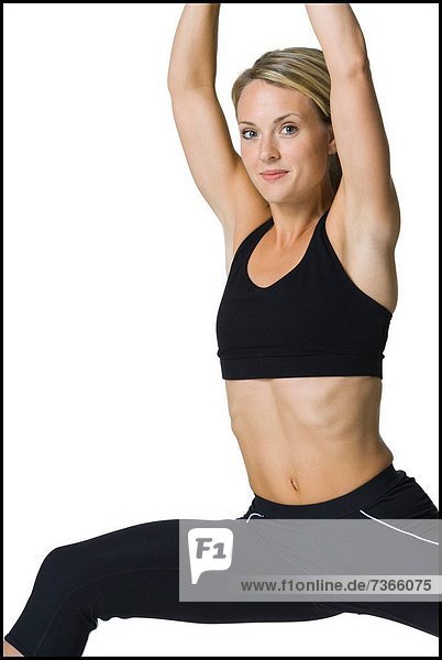 Portrait of a young Frau macht stretching-Übungen