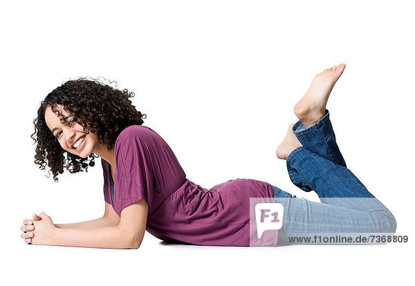liegend liegen liegt liegendes liegender liegende daliegen Frau lächeln zurücklehnen