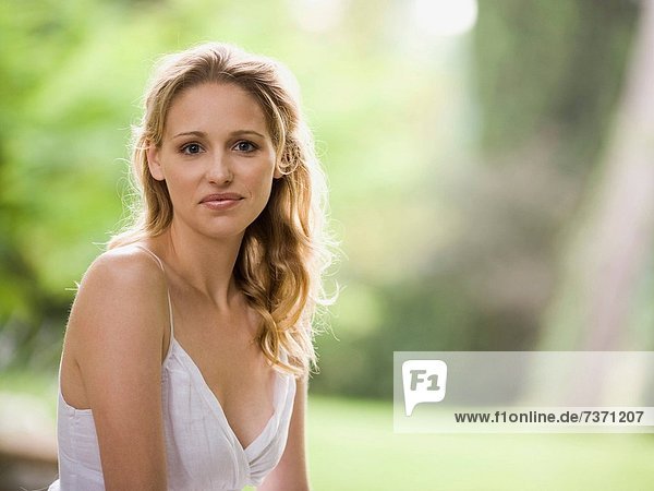Außenaufnahme Portrait Frau freie Natur