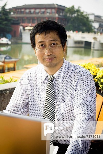 Außenaufnahme Mann Notebook Kollege Business freie Natur