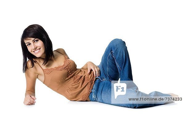 Portrait einer jungen Frau auf ihrer Seite liegend