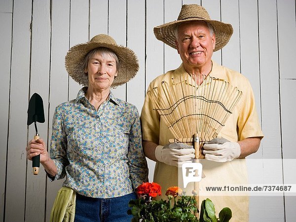 stehend Portrait Senior Senioren Gartenbau Werkzeug