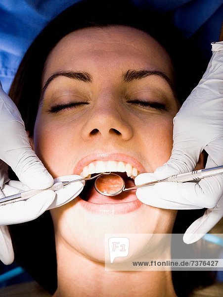 Frau  Zahnpflege  Untersuchung