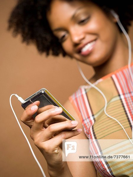 Frau zuhören Spiel jung MP3-Player MP3 Spieler MP3 Player MP3-Spieler