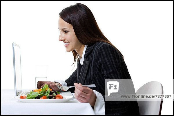 Geschäftsfrau  Notebook  arbeiten  Salat  essen  essend  isst  gleichzeitig