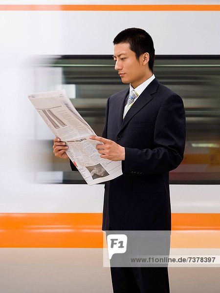 Geschäftsmann  Hintergrund  U-Bahn  Zeitung  vorlesen