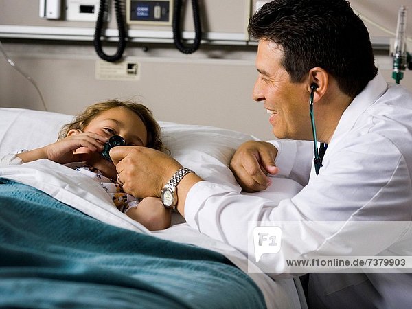 Arzt Stethoskop Krankenhaus jung Mädchen Untersuchung