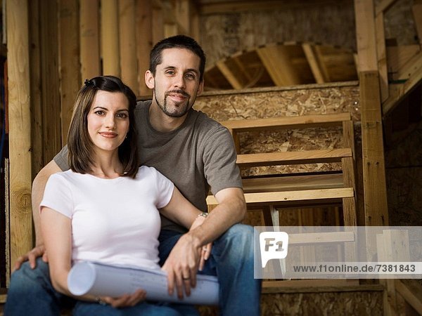 sitzend Portrait lächeln Treppenhaus jung