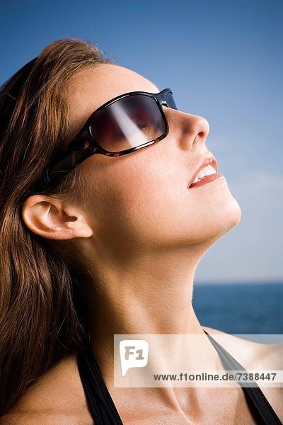 Frau tragen Sonnenbrille
