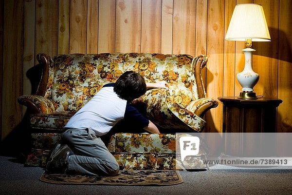 Couch Junge - Person suchen unterhalb Kopfkissen