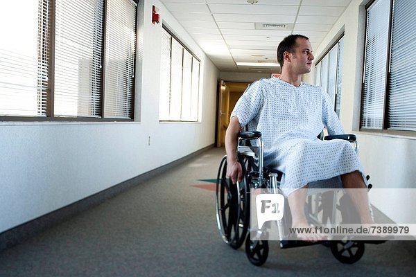 Korridor Korridore Flur Flure Mann Fenster Kleid Krankenhaus Rollstuhl