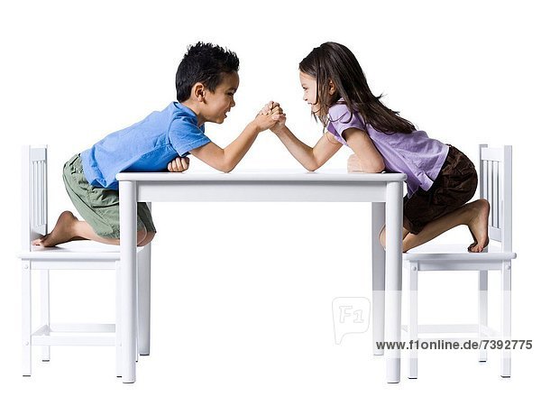 sitzend  Junge - Person  Ringen  Mädchen  Tisch