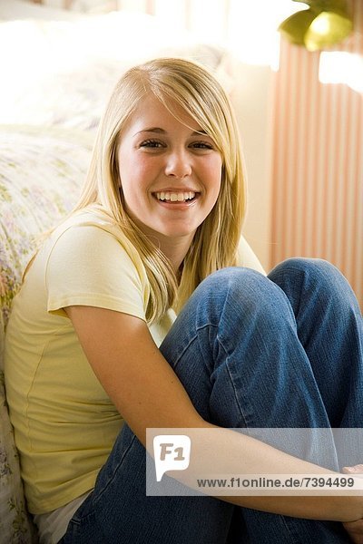 sitzend , Portrait , lächeln , Schlafzimmer , Mädchen