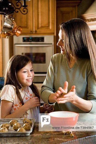 Frau Küche backen backend backt Keks Mädchen
