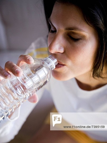 sitzend  Wasser  Frau  trinken  Flasche