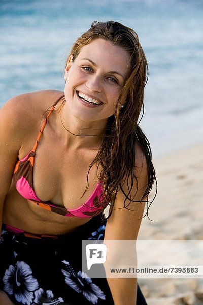einwickeln Frau lächeln Strand Bikini Sand