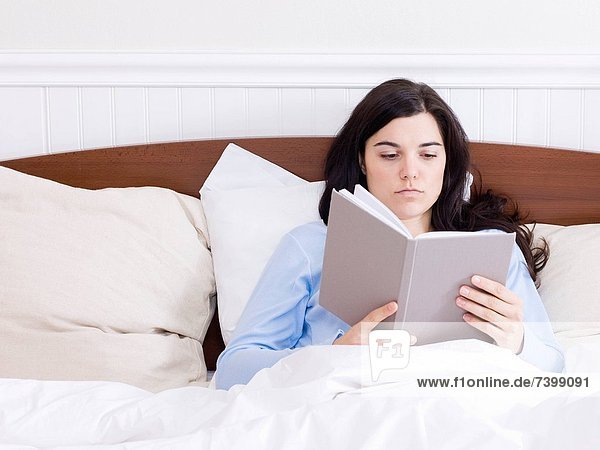 Vereinigte Staaten von Amerika USA Frau Buch Bett jung Taschenbuch vorlesen Utah