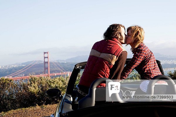 Vereinigte Staaten von Amerika USA sitzend Auto Cabrio küssen jung Kalifornien San Francisco