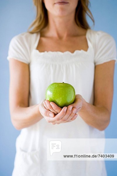 Frau  grün  halten  Apfel
